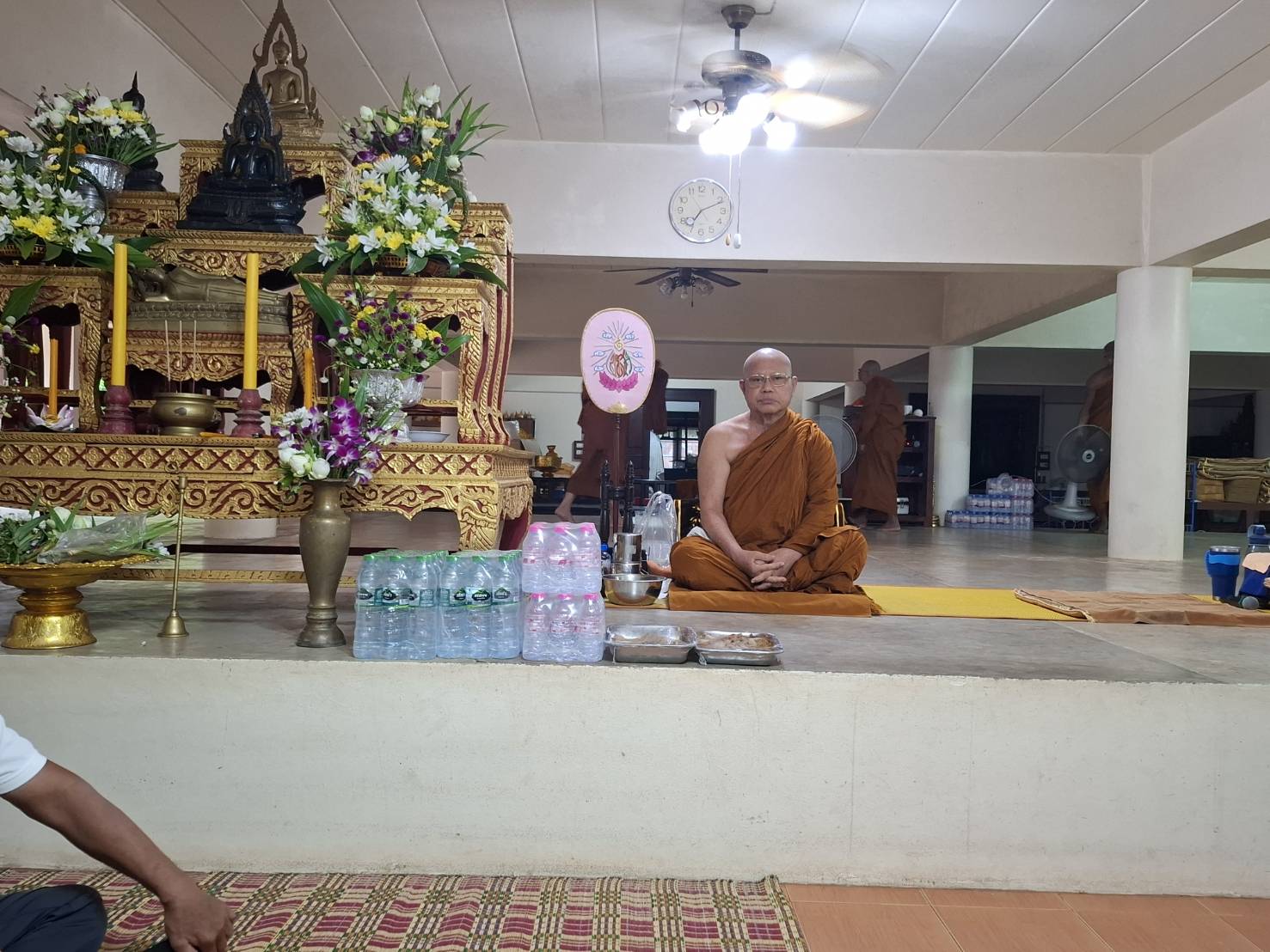 พัฒนาชุมชนอำเภอศรีเชียงใหม่ ส่งเสริมสนับสนุนการทำบุญตักบาตร